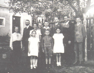 altes Schwarzweiß-Bild einer Familie